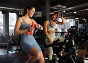 Две девушки занимаются на велотренажерах