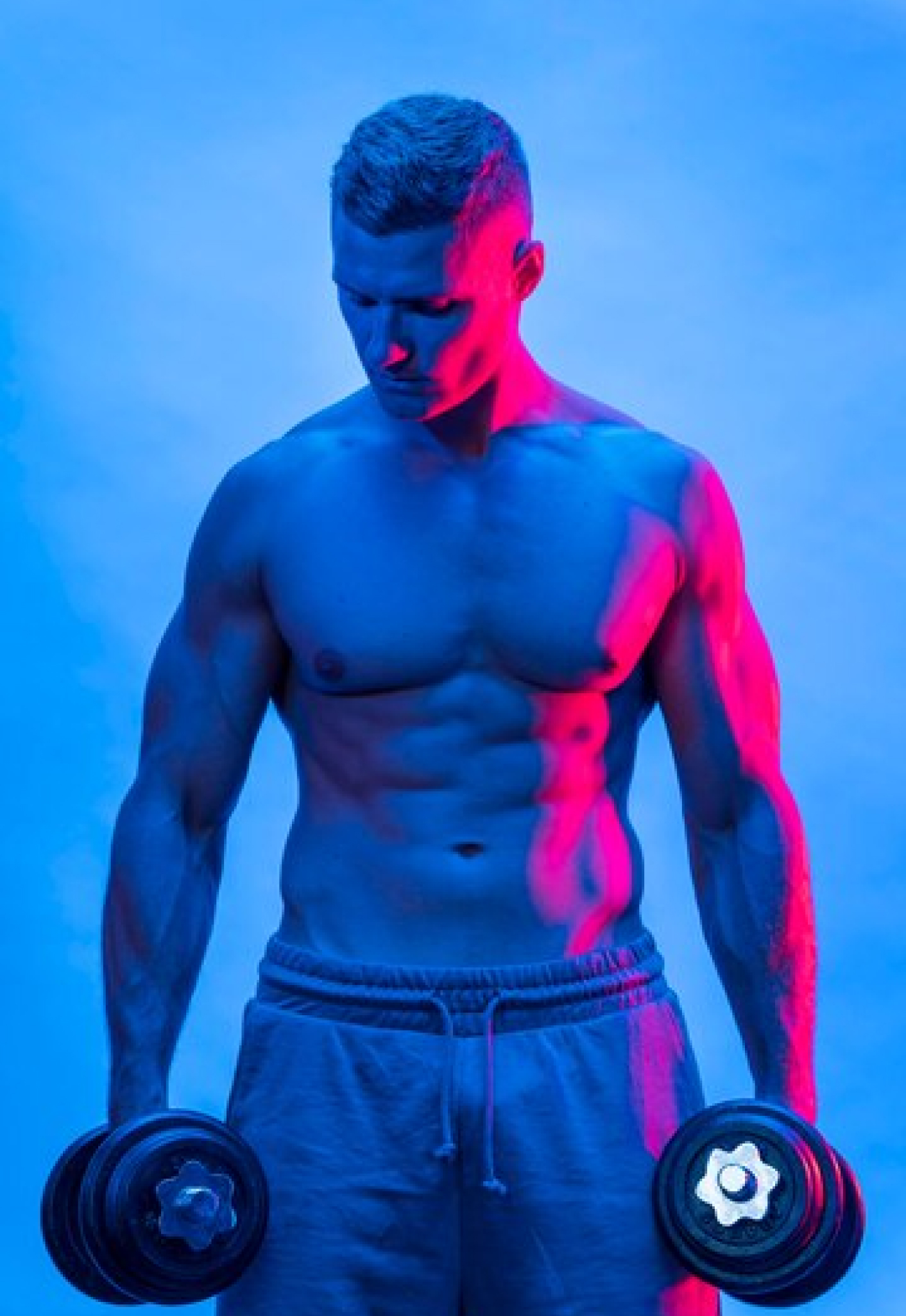 Спортивный мужчина с гантелями, фиолетовый контурный свет, фон освещение синее